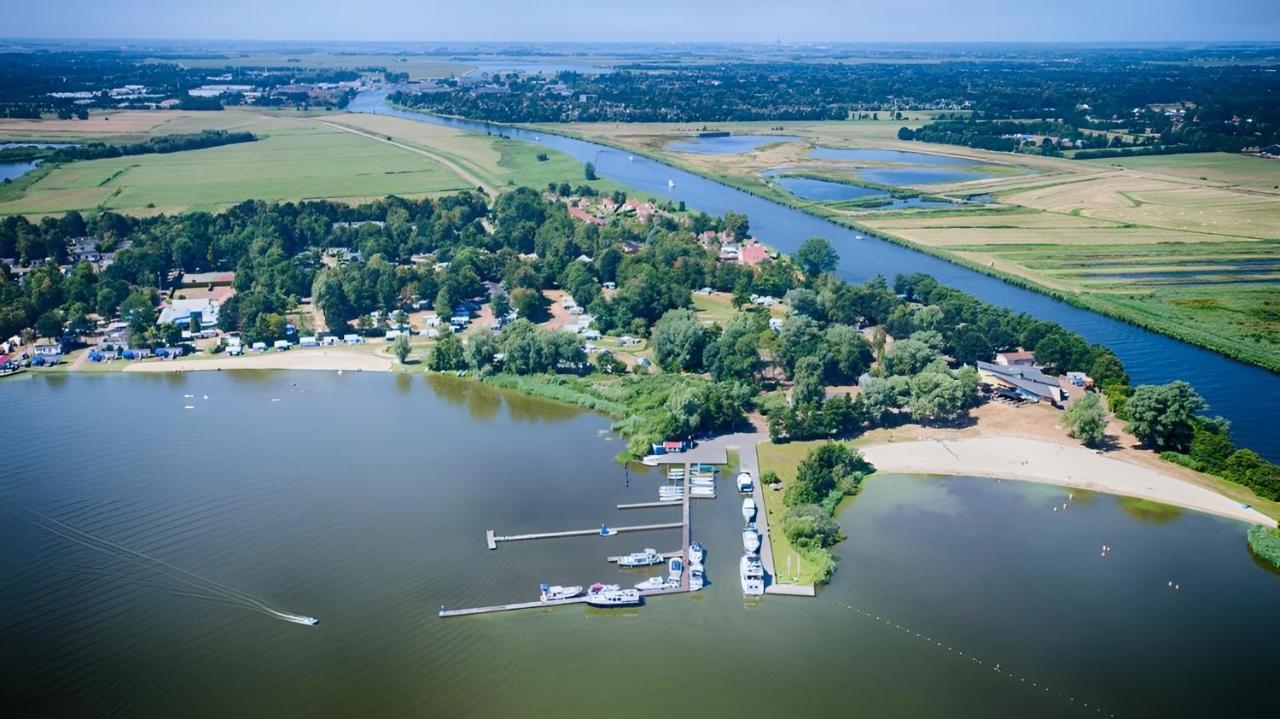 Woonboot In Sumar Gelegen Tussen Leeuwarden En Drachten Suameer Dış mekan fotoğraf