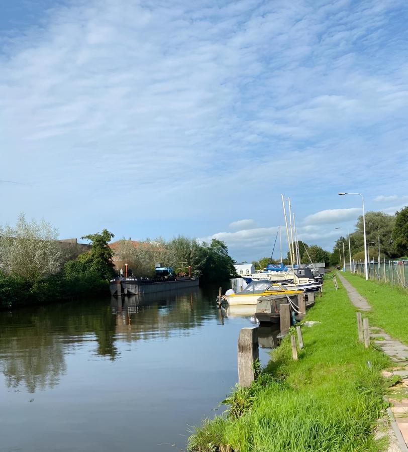 Woonboot In Sumar Gelegen Tussen Leeuwarden En Drachten Suameer Dış mekan fotoğraf